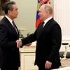 Tổng thống Liên bang Nga Vladimir Putin (phải) và Ngoại trưởng Trung Quốc Vương Nghị. (Nguồn: TASS)