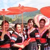 Các cô gái Mông trong trang phục truyền thống đi chơi hội. (Ảnh: Nguyễn Oanh/TTXVN)