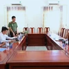 Lực lượng chức năng Hà Tĩnh làm việc, lập biên bản xử phạt hành chính đối với ông Lê Ngọc Dung. (Nguồn: Báo Hà Tĩnh)