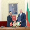 Chủ tịch Quốc hội Vương Đình Huệ và Chủ tịch Quốc hội Bulgaria Rosen Zhelyazkov ký Thỏa thuận Hợp tác giữa hai Quốc hội. (Ảnh: Doãn Tấn/TTXVN)