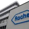 Biểu tượng hãng dược phẩm Roche tại trụ sở ở Basel, Thụy Sĩ. (Ảnh: AFP/TTXVN) 