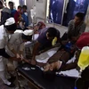Điều trị cho nạn nhân ngộ độc rượu tại bệnh viện thành phố Golaghat, bang Assam, Ấn Độ. (Ảnh: AFP/TTXVN)