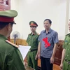 Cơ quan Cảnh sát Điều tra thi hành Lệnh bắt bị can để tạm giam đối với ông Nguyễn Văn Hùng (dấu X), Hiệu trưởng Trường Cao đẳng Công nghiệp Thanh Hóa. (Ảnh: Công an cung cấp)