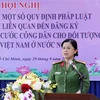 Trung tá Nguyễn Thị Hồng Châu, Phòng Cảnh sát Quản lý Hành chính về Trật tự Xã hội Thành phố Hồ Chí Minh (PC06), giới thiệu Luật Cư trú. (Ảnh: Xuân Khu/TTXVN)