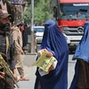 Nhân viên an ninh Taliban gác trên một đường phố ở Jalalabad, Afghanistan. (Ảnh: AFP/TTXVN)