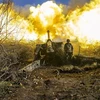 Binh sỹ Ukraine nã đạn pháo nhằm vào các mục tiêu của Nga ở ngoại ô Bakhmut. (Nguồn: AFP/TTXVN)