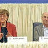 Hai nhà khoa học Katalin Kariko (người Hungary) và Drew Weissman (người Mỹ) trong cuộc họp báo tại Philadephia (Mỹ), sau khi được vinh danh với giải Nobel Y học 2023. (Ảnh: Kyodo/TTXVN)