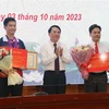 Phó Chủ tịch UBND thành phố Hải Phòng Lê Khắc Nam khen thưởng vận động viên Phạm Quang Huy và huấn luyện viên. (Ảnh: Hoàng Ngọc/TTXVN)