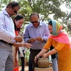 Đoàn Famtrip doanh nghiệp du lịch của Ấn Độ tìm hiểu cách làm gốm truyền thống của người Chăm ở Ninh Thuận. (Ảnh: Công Thử/TTXVN)