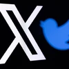 Biểu tượng nền tảng truyền thông xã hội X (trước đây là Twitter) trên màn hình điện thoại di động. (Ảnh: AFP/TTXVN)