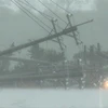 Các cột điện bị quật đổ trong gió lớn gây ra bởi bão Koinu ở huyện Bình Đông, vùng lãnh thổ Đài Loan, Trung Quốc. (Ảnh: AFP/TTXVN)