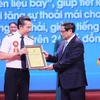 Thủ tướng Phạm Minh Chính trao chứng nhận vinh danh các tác giả, nhóm tác giả có thành tích đặc biệt xuất sắc. (Ảnh: Dương Giang/TTXVN)