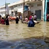 Người dân lội qua một con phố ngập lụt ở Beledweyne, miền Trung Somalia trong trận lụt hồi tháng 5/2020. (Nguồn: AP)