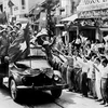 Sáng 10/10/1954, các cánh quân của Đại đoàn 308 từ các cửa ô tiến vào tiếp quản Thủ đô được giải phóng trong rừng cờ hoa đón chào của 200.000 người dân Hà Nội. (Ảnh: Tư liệu TTXVN)