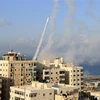 Phóng rocket từ Dải Gaza vào lãnh thổ Israel. (Ảnh: AFP/TTXVN)