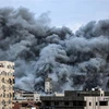 Khói lửa bốc lên trong các cuộc không kích của Israel xuống Dải Gaza nhằm đáp trả loạt rocket của Phong trào Hamas nhằm vào lãnh thổ nhà nước Do Thái. (Ảnh: AFP/TTXVN)