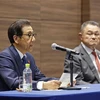 Thị trưởng thành phố Sapparo Katsuhiro Akimoto (trái) và Chủ tịch JOC Yasuhiro Yamashita (phải) tại cuộc họp báo ở Tokyo, Nhật Bản. (Ảnh: Kyodo/TTXVN)