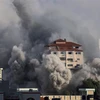 Khói lửa bốc lên từ thành phố Gaza, sau các cuộc oanh kích của không lực Israel nhằm đáp trả các vụ tấn công bằng rocket của Phong trào Hamas. (Ảnh: THX/TTXVN)