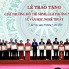 Chủ tịch nước Võ Văn Thưởng trao Giải thưởng Hồ Chí Minh cho tác giả, đại diện gia đình các tác giả. (Ảnh: Lâm Khánh/TTXVN)