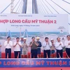 Thủ tướng Phạm Minh Chính và các đại biểu thực hiện nghi lễ hợp long Cầu Mỹ Thuận 2. (Ảnh: Dương Giang/TTXVN)