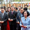 Trưởng Ban Tổ chức Trung ương Trương Thị Mai và các lãnh đạo dâng hương tại Nhà tưởng niệm Bác Hồ trong khu di tích. (Nguồn: Báo Nhân dân)