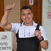 Ông Daniel Noboa bỏ phiếu trong cuộc bầu cử Tổng thống vòng 2 tại tỉnh Santa Elena. (Ảnh: AFP/TTXVN)