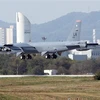 Máy bay ném bom chiến lược B-52 của Mỹ hạ cánh xuống Căn cứ Không quân ở Cheongju, Hàn Quốc. (Ảnh: Yonhap/TTXVN)