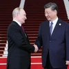 Chủ tịch Trung Quốc Tập Cận Bình (phải) đón Tổng thống Nga Vladimir Putin tới tham dự Diễn đàn cấp cao “Vành đai và Con đường” lần thứ ba tại Bắc Kinh. (Ảnh: AFP/TTXVN)