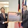 Trưởng Ban Kinh tế Trung ương Trần Tuấn Anh tặng quà lưu niệm đồng Bộ trưởng Ngoại giao Australia Tim Watts. (Ảnh: TTXVN phát)