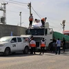 Đoàn xe chở hàng viện trợ nhân đạo đi qua cửa khẩu Rafah từ Ai Cập vào Dải Gaza. (Ảnh: AFP/TTXVN)
