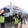 Xe tải chở hàng viện trợ di chuyển từ Ai Cập qua cửa khẩu Rafah vào Dải Gaza. (Ảnh: THX/TTXVN)