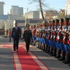 Bộ trưởng Quốc phòng Việt Nam và Bộ trưởng Quốc phòng Mông Cổ Gürsediin Saikhanbayar duyệt đội danh dự. (Ảnh: TTXVN phát)