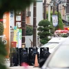 Cảnh sát bao vây bên ngoài bưu điện thành phố Warabi. (Nguồn: The Japan Times)