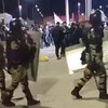 Cảnh sát được huy động để giải tán người biểu tình xâm nhập vào bên trong Sân bay Makhachkala. (Ảnh: AFP/TTXVN)