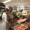 Người tiêu dùng mua sắm tại một siêu thị ở Frankfurt, Đức. (Ảnh: THX/TTXVN)