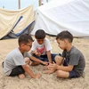 Trẻ em Palestine tại một trại tạm ở thành phố Khan Younis, miền Nam Dải Gaza. (Ảnh: THX/TTXVN)