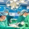 Các bác sỹ Bệnh viện Phổi Trung ương tiến hành ca phẫu thuật. (Nguồn: Bệnh viện Phổi Trung ương)