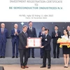 Thủ tướng Phạm Minh Chính và Thủ tướng Hà Lan Mark Rutte chứng kiến lễ trao văn kiện hợp tác giữa doanh nghiệp Việt Nam và Công ty BESI. (Ảnh: Dương Giang/TTXVN)