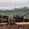 Pháo tự hành M109 của quân đội Israel được triển khai gần thành phố miền Nam Sderot, dọc biên giới với Dải Gaza. (Ảnh: AFP/TTXVN)
