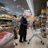 Người dân mua sắm tại một siêu thị ở Moskva, Nga. (Ảnh: AFP/TTXVN)