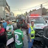 Xe cứu thương bị hư hại sau vụ tấn công của Israel tại khu vực bên ngoài Bệnh viện Al-Shifa, Dải Gaza. (Ảnh: AFP/TTXVN) 