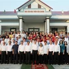 Phó Chủ tịch thường trực Quốc hội Trần Thanh Mẫn chụp ảnh chung với người dân thôn Vân Chung, xã Lam Cốt, huyện Tân Yên, tỉnh Bắc Giang. (Ảnh: Danh Lam/TTXVN)