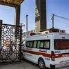 Xe cấp cứu chở người bị thương đi qua cửa khẩu Rafah. (Ảnh: AFP/TTXVN)