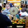 Người dân mua thực phẩm tại một khu chợ ở Rome, Italy. (Ảnh: AFP/TTXVN)