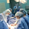 Các bác sỹ Bệnh viện Hùng Vương và Bệnh viện Tim Tâm Đức (Thành phố Hồ Chí Minh) phối hợp phẫu thuật khẩn cấp cứu sống sản phụ và thai nhi. (Ảnh: TTXVN phát)