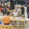  Hai thanh niên đến bàn anh T. và hình ảnh anh T. sau khi bị đánh. (Ảnh từ video nhà hàng và gia đình cung cấp)