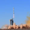 Tên lửa đẩy Trường Chinh 2C mang theo vệ tinh theo dõi màu sắc đại dương thế hệ mới rời bệ phóng tại Trung tâm phóng vệ tinh Tửu Tuyền, Trung Quốc. (Ảnh: THX/TTXVN)