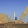Tên lửa đẩy Trường Chinh-2F mang theo tàu vũ trụ Thần Châu-17 rời bệ phóng tại Trung tâm Phóng vệ tinh Tửu Tuyền ở Tây Bắc Trung Quốc. (Ảnh: THX/TTXVN)