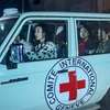 Xe của Ủy ban Chữ thập Đỏ Quốc tế (ICRC) tiếp nhận các con tin được Phong trào Hồi giáo Hamas trả tự do sau thỏa thuận ngừng bắn tại Gaza. (Ảnh: AFP/TTXVN) 