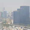 Bụi mịn phủ mờ các tòa cao ốc khu vực quận 1, Thành phố Hồ Chí Minh. (Ảnh: Hồng Đạt/TTXVN)